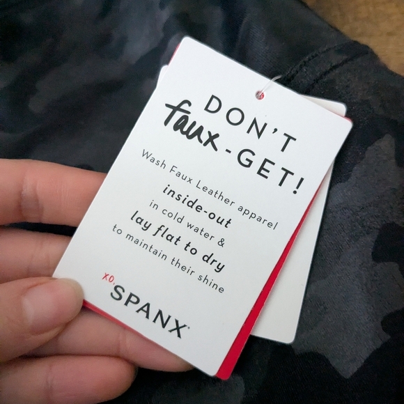 NEW Spanx Black Leather Camo Leggings Medium - Picture 4 of 4